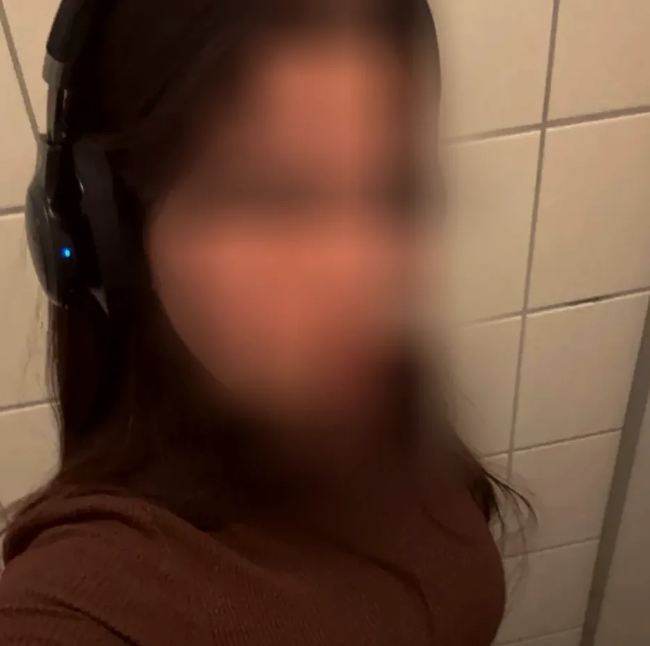 Amina, 25