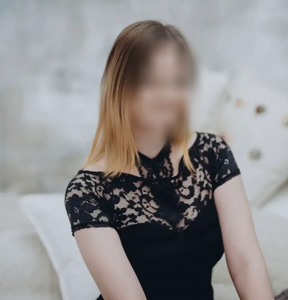 Emmi, 24