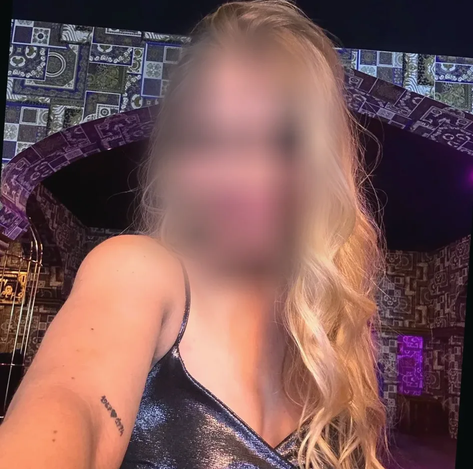 Nella, 24
